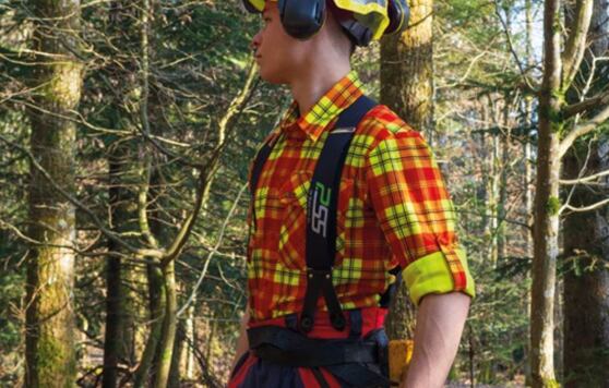 Komfort i bezpieczeństwo: Ubrania do pracy w lesie w letnie dni