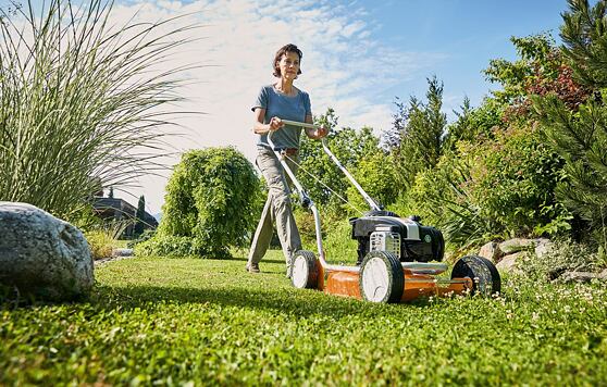 Ściółkować czy kosić? Możesz to zrobić w jednym kroku