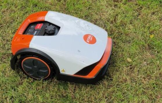 Rewolucja robotyczna w pielęgnacji trawników: Nowa generacja kosiarek STIHL iMOW®