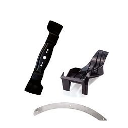 Náhradní díly pro sekačku zahrnující kovový nůž, plastový kryt a ohnutý kovový pásek s otvory.