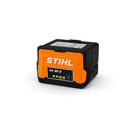 Nabíjecí lithium-iontová baterie STIHL AK 30 S s indikátorem stavu nabití.