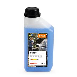 Plastová láhev s modrou kapalinou a etiketou znázorňující muže myjícího auto vysokotlakým čističem, označená jako čisticí prostředek CC 100 od značky STIHL, objem 1 litr.