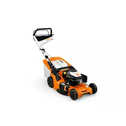 Motorová sekačka s rukojetí, sběrným košem a šestihrannými koly určená pro sekání trávníku.