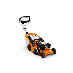 Benzínová sekačka na trávu značky Stihl s odpruženým držadlem, sběrným košem a čtyřmi koly.