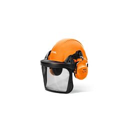Ochranná helma s integrovaným kovovým ochranným štítem na obličej a sluchátky pro ochranu uší při práci s hlučnými stroji.