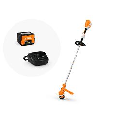 Akumulátorový zahradní vyžínač s nabíječkou a baterií značky Stihl.