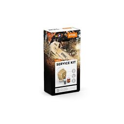 Balení servisního kitu STIHL obsahující náhradní díly pro údržbu motorové pily, včetně filtru a dalšího příslušenství.
