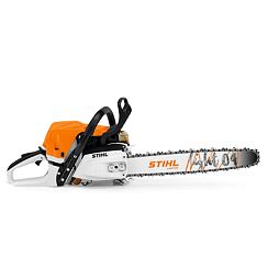 Motorová pila STIHL s dlouhým řetězem pro řezání dřeva, určená pro profesionální i hobby použití.