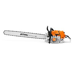 Motorová motorová pila STIHL s dlouhým vodicím lištou a řetězem určená pro řezání dřeva.