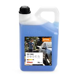 Plastová kanystr s modrou kapalinou, označený jako čisticí prostředek STIHL CC 100 od SONAX o objemu 5 litrů, určený k mytí vozidel, s obrázkem muže myjícího auto vysokotlakým čističem.