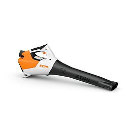 Akumulátorový zahradní foukač listí značky STIHL s ergonomickou rukojetí a prodlouženou trubicí pro efektivní shrnování listí.