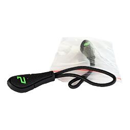 Černá plastová přívěsek na zip s texturovaným povrchem a zeleným logem, připevněný k krátkému černému šňůrkovému poutku, zabalený v průhledném plastovém sáčku.