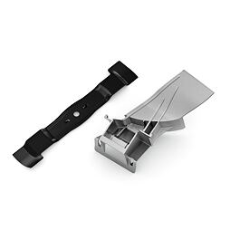 Černý sekačkový nůž vedle kovového držáku určeného k jeho upevnění.