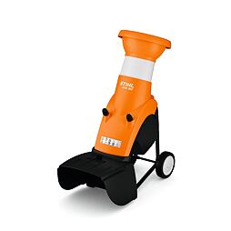 Elektrický zahradní drtič větví STIHL GHE 150 s kolečky pro snadnou manipulaci.