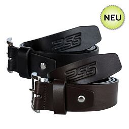 Dva kožené pásky na opasek, černý a hnědý, s kovovou sponou a vyraženým vzorem "2SS" na konci pásku, označené jako novinka.