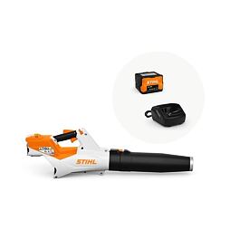 Aku foukač listí STIHL s rukojetí, doplněný o baterii a nabíječku značky STIHL.