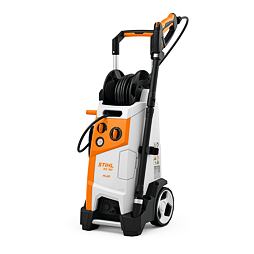 Vysokotlaký čistič STIHL RE 150 PLUS s nastavitelným tlakem, hadicí navinutou na bubnu a s rukojetí pro snadnou přepravu.
