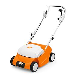 Elektrický vertikutátor na trávu s kolečky a nastavitelnou rukojetí pro odstranění mechu a provzdušnění trávníku.