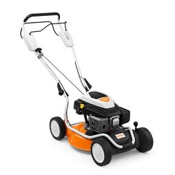 Benzínová sekačka s motorem, rukojetí pro tlačení a čtyřmi koly určená k sekání trávy na zahradě.