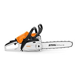 Motorová řetězová pila značky STIHL s dlouhým řezacím lištou a ergonomickými rukojeťmi.
