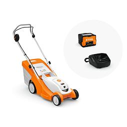 Elektrická sekačka na trávu s kolečky, rukojetí a košem na trávu spolu s dobíjecí baterií a nabíječkou.