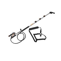 Dlouhá vysouvací tyč s rukojetí a spouští, napojená na hadici, vedle nastavitelného popruhu s polstrováním pro zavěšení.