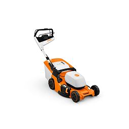 Aku sekačka na trávu značky Stihl s pelíškem na sběr posekané trávy, nastavitelnou výškou sečení a ergonomickou rukojetí.