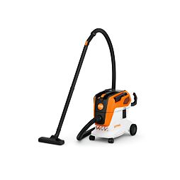 Průmyslový vysavač STIHL s kolečky, hadicí a podlahovou tryskou určený pro mokré i suché vysávání.