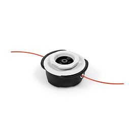 Náhradní cívka s červenou sekačkovou strunou pro zahradní elektrický nebo benzínový vyžínač trávy.