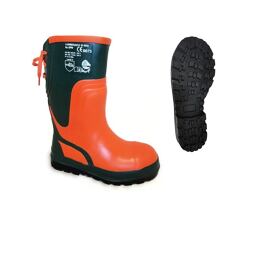 Pracovní ochranná obuv s vysokou gumovou podrážkou a zesílenou špičkou, odolná proti průniku vody a mechanickým rizikům, vedle ní detailní pohled na protiskluzovou podrážku.