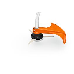 Sekací hlava s třemi kovovými noži a ochranným krytem určená pro zahradní vyžínač.