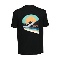 Černé tričko s grafikou horské krajiny, západu slunce a moře, doplněné logem STIHL.