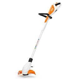 Akumulátorový elektrický vyžínač na trávu se teleskopickou rukojetí a ochranným krytem.