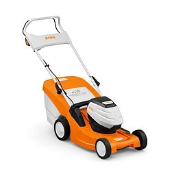 Elektrická sekačka na trávu značky STIHL s plastovým sběrným košem a nastavitelnou rukojetí pro pohodlné sečení zahrady.