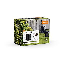 Balení s instalační sadou pro robotickou sekačku, obsahuje cívku s vodičem, hřebíky, spojky a ukotvovací kolíky, určené pro ohraničení a instalaci pracovní plochy sekačky.