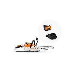 Aku řetězová pila STIHL s baterií a nabíječkou jako součást sadové výbavy pro bezkabelový provoz.