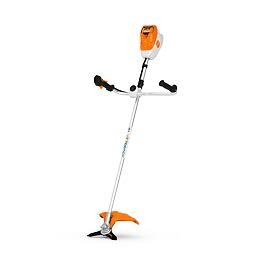 Benzínový křovinořez s dvojitou řidítkovou rukojetí a trojzubým nožem určený pro sečení trávy a hustší vegetace.