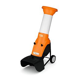 Zahradní elektrický drtič větví STIHL GHE 250 s velkým plnicím nástavcem a kolečky pro snadný přesun.