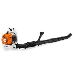 Motorový foukač listí Stihl BR 200 s ramenním popruhem a ovládacím madlem na ergonomické trubce.