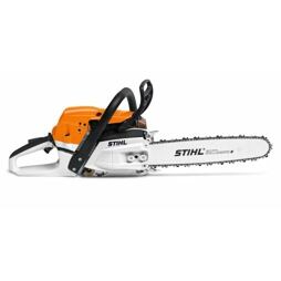 Motorová pila STIHL s řetězem určená k řezání dřeva.