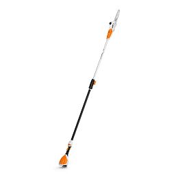 Vysoce umístěná elektrická teleskopická pila určená pro střihání větví ve výškách.