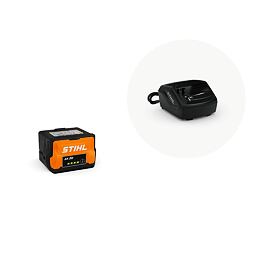 Nabíjecí baterie STIHL AK 20 vedle nabíječky určené pro akumulátory stejné značky.