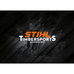 Logo soutěže STIHL Timbersports s nápisem kalendář 2027 na pozadí dřevěné textury a mužů soutěžících v dřevorubeckých disciplínách.