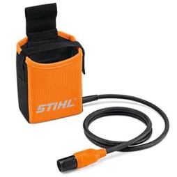 Přenosná bateriová jednotka STIHL s připojovacím kabelem určená pro napájení a ovládání aku nářadí.