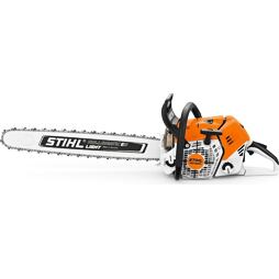 Motorová pila s dlouhým řetězovým lištou určená k řezání dřeva, model STIHL MS 500i s označením Rollomatic ES Light.