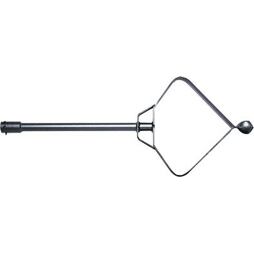 Ruční provzdušňovač půdy s držadlem a kovovým kvadratickým rámem určený k běžné zahradní práci.