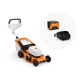 Akumulátorová sekačka na trávu značky Stihl s pojízdným držadlem, dobíjecí baterií a nabíječkou.