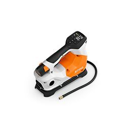 Přenosný digitální kompresor STIHL s integrovaným displejem zobrazujícím tlak a ovládacími tlačítky, vybavený hadicí pro nahuštění.