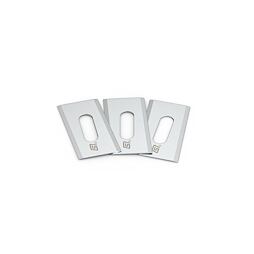 Tři náhradní břity s obloukovým výřezem uprostřed a logem v dolní části, určené pro odstraňovač lepidel nebo škrabku.