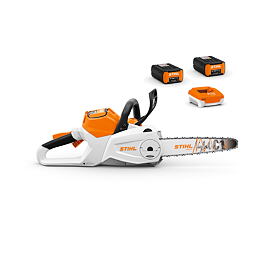 Akumulátorová motorová pila STIHL s lehkým designem, doplněná o dvě baterie a nabíječku pro bezdrátový provoz.